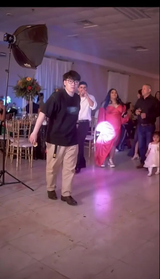 Dime Dime Baby AI demonstration with a glasses-wearing dancer in a black T-shirt and beige trousers